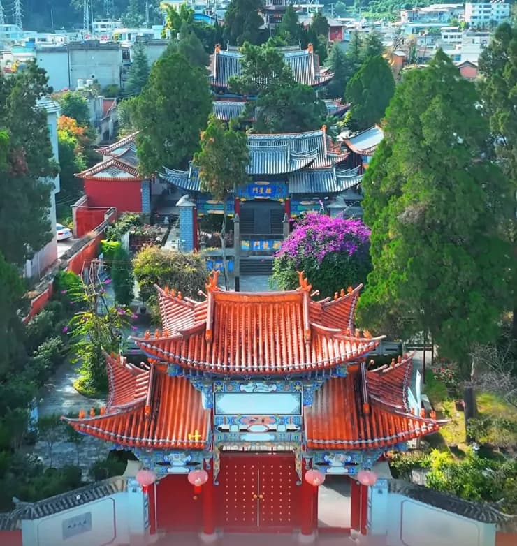 凤庆传统古建筑与绿树相映